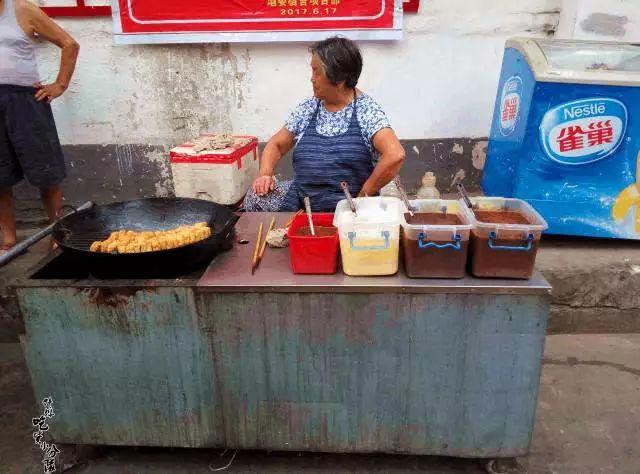 火烧饼灌鸡蛋怎么做具体点，火烧饼灌鸡蛋怎么做具体点子（蚌埠这10个神出鬼没的小推车美食）