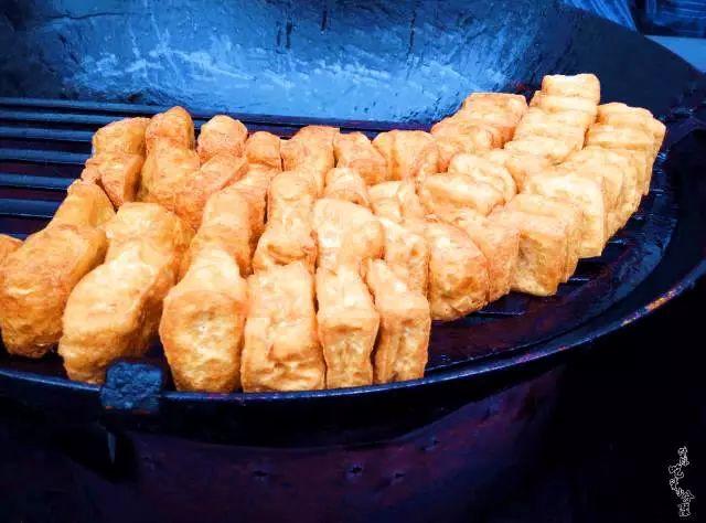 火烧饼灌鸡蛋怎么做具体点，火烧饼灌鸡蛋怎么做具体点子（蚌埠这10个神出鬼没的小推车美食）