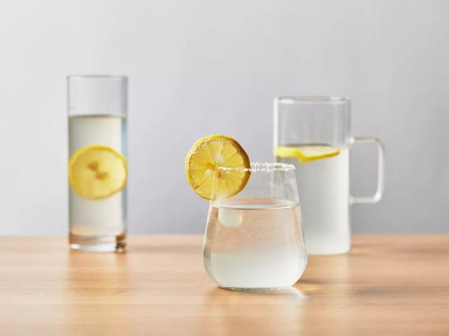 新鲜柠檬怎么吃，新鲜柠檬的吃法大全（直接兑水喝、拌沙拉，真方便）