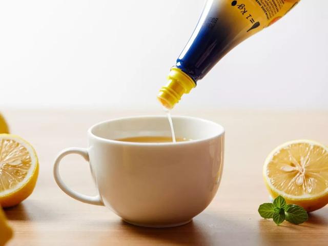 新鲜柠檬怎么吃，新鲜柠檬的吃法大全（直接兑水喝、拌沙拉，真方便）