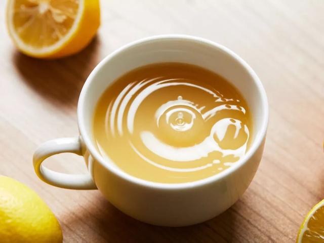 新鲜柠檬怎么吃，新鲜柠檬的吃法大全（直接兑水喝、拌沙拉，真方便）