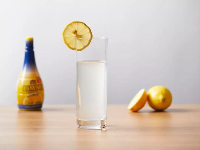 新鲜柠檬怎么吃，新鲜柠檬的吃法大全（直接兑水喝、拌沙拉，真方便）