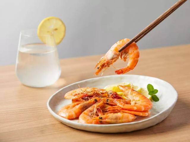 新鲜柠檬怎么吃，新鲜柠檬的吃法大全（直接兑水喝、拌沙拉，真方便）