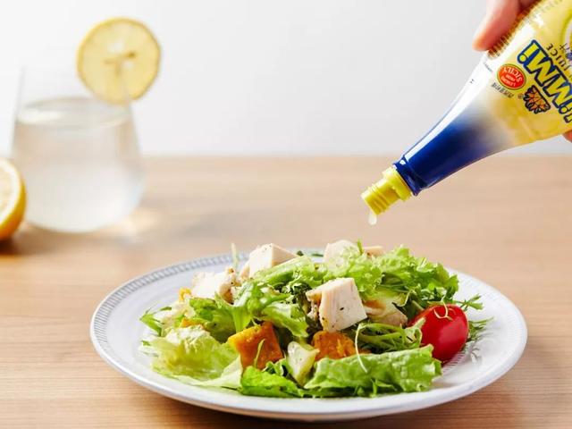 新鲜柠檬怎么吃，新鲜柠檬的吃法大全（直接兑水喝、拌沙拉，真方便）