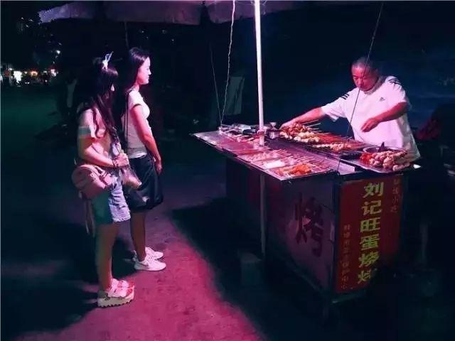 火烧饼灌鸡蛋怎么做具体点，火烧饼灌鸡蛋怎么做具体点子（蚌埠这10个神出鬼没的小推车美食）