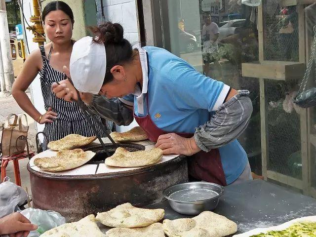 火烧饼灌鸡蛋怎么做具体点，火烧饼灌鸡蛋怎么做具体点子（蚌埠这10个神出鬼没的小推车美食）