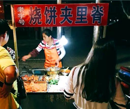 火烧饼灌鸡蛋怎么做具体点，火烧饼灌鸡蛋怎么做具体点子（蚌埠这10个神出鬼没的小推车美食）