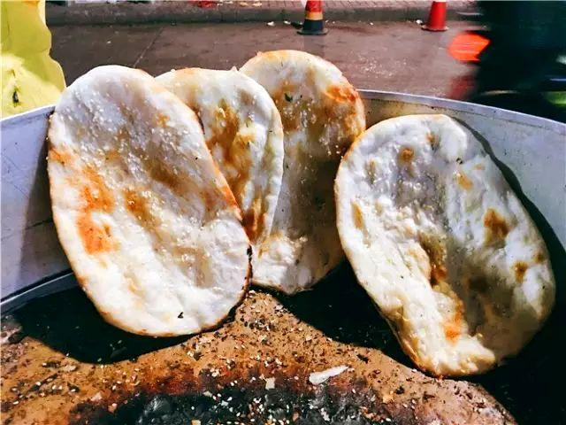 火烧饼灌鸡蛋怎么做具体点，火烧饼灌鸡蛋怎么做具体点子（蚌埠这10个神出鬼没的小推车美食）