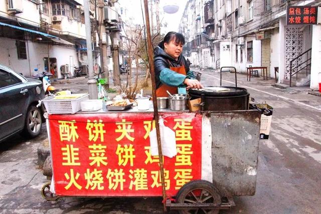 火烧饼灌鸡蛋怎么做具体点，火烧饼灌鸡蛋怎么做具体点子（蚌埠这10个神出鬼没的小推车美食）