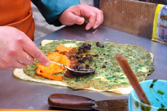 火烧饼灌鸡蛋怎么做具体点，火烧饼灌鸡蛋怎么做具体点子（蚌埠这10个神出鬼没的小推车美食）