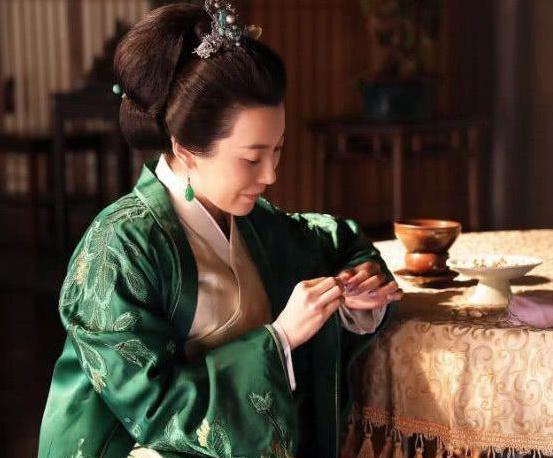 李清照的绿肥红瘦是指，绿肥红瘦暗指什么（与李清照诗词意思截然不同）