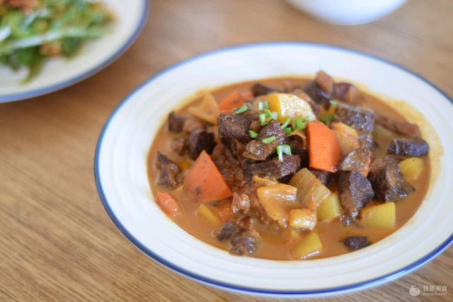 西红柿牛腩汤的做法是怎么样的，西红柿牛腩汤的家常做法窍门（西红柿炖牛腩的做法）