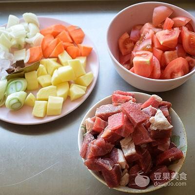 西红柿牛腩汤的做法是怎么样的，西红柿牛腩汤的家常做法窍门（西红柿炖牛腩的做法）