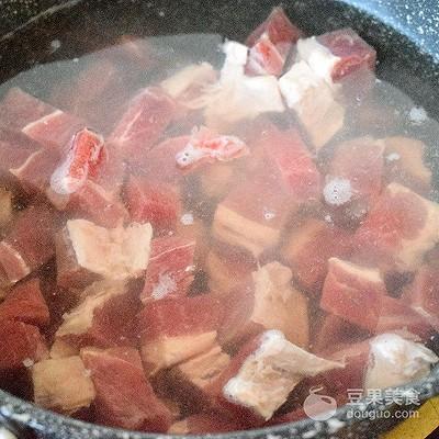 西红柿牛腩汤的做法是怎么样的，西红柿牛腩汤的家常做法窍门（西红柿炖牛腩的做法）