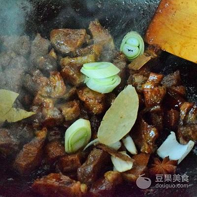 西红柿牛腩汤的做法是怎么样的，西红柿牛腩汤的家常做法窍门（西红柿炖牛腩的做法）