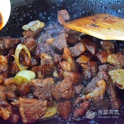 西红柿牛腩汤的做法是怎么样的，西红柿牛腩汤的家常做法窍门（西红柿炖牛腩的做法）
