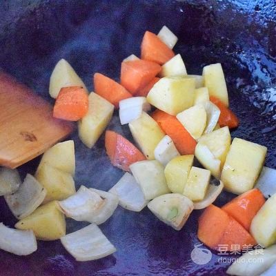 西红柿牛腩汤的做法是怎么样的，西红柿牛腩汤的家常做法窍门（西红柿炖牛腩的做法）