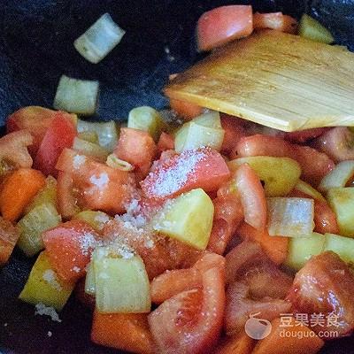 西红柿牛腩汤的做法是怎么样的，西红柿牛腩汤的家常做法窍门（西红柿炖牛腩的做法）