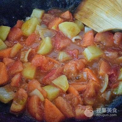 西红柿牛腩汤的做法是怎么样的，西红柿牛腩汤的家常做法窍门（西红柿炖牛腩的做法）