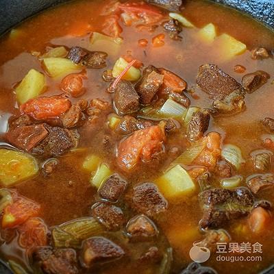 西红柿牛腩汤的做法是怎么样的，西红柿牛腩汤的家常做法窍门（西红柿炖牛腩的做法）