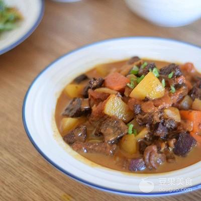 西红柿牛腩汤的做法是怎么样的，西红柿牛腩汤的家常做法窍门（西红柿炖牛腩的做法）