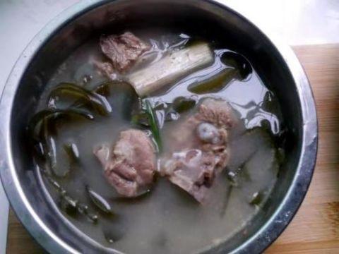 海带排骨汤的功效，石斛海带排骨汤的功效（海带排骨汤 营养又美味）