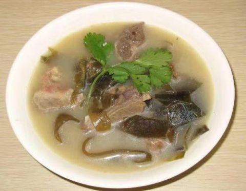 海带排骨汤的功效，石斛海带排骨汤的功效（海带排骨汤 营养又美味）