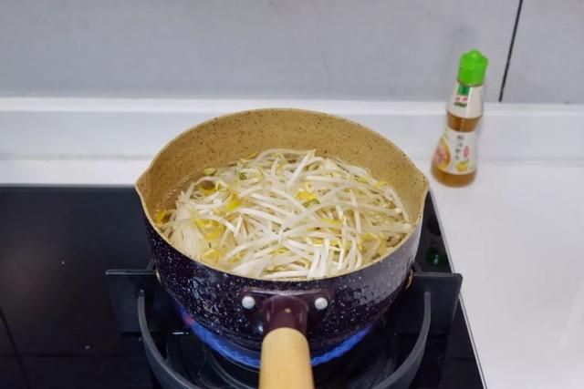 酸汤龙利鱼的做法，酸菜龙利鱼的做法（结果全家人都在抢着吃）