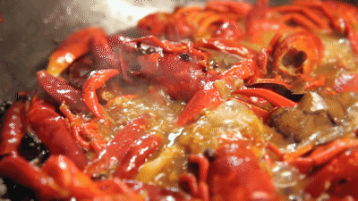 小龙虾要用盐水泡吗，小龙虾清洗需要放盐吗（小龙虾清洗用放盐水吗）