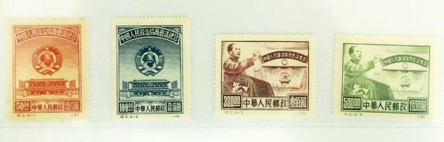 新中国第一套邮票，新中国成立后发行的第一套邮票是（在上海印刷前为何紧急修改邮票上的字样）