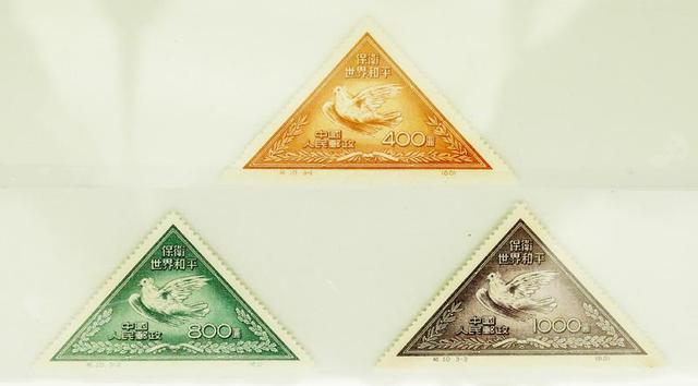 新中国第一套邮票，新中国成立后发行的第一套邮票是（在上海印刷前为何紧急修改邮票上的字样）