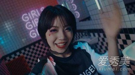 歌曲坠歌词，坠歌词（歌曲坠歌词（抖音喝醉后的梦里我往前你退后什么歌谁唱的）