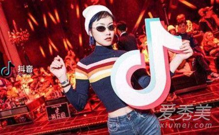 歌曲坠歌词，坠歌词（歌曲坠歌词（抖音喝醉后的梦里我往前你退后什么歌谁唱的）