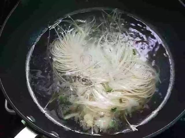 鸡丝面怎么做出来最好吃，鸡丝汤面：冬天来一碗