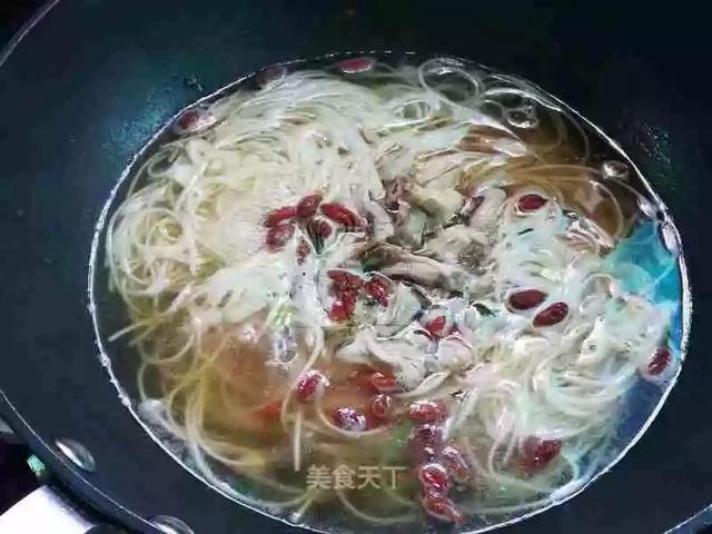 鸡丝面怎么做出来最好吃，鸡丝汤面：冬天来一碗