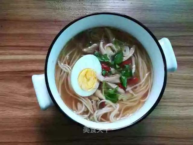 鸡丝面怎么做出来最好吃，鸡丝汤面：冬天来一碗