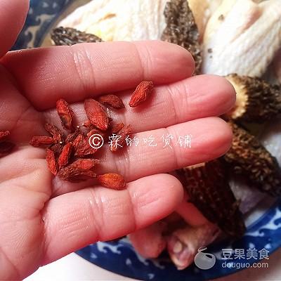 羊肚菌怎么做好吃又简单，新鲜羊肚菌最简单的吃法（清蒸羊肚菌童子鸡）