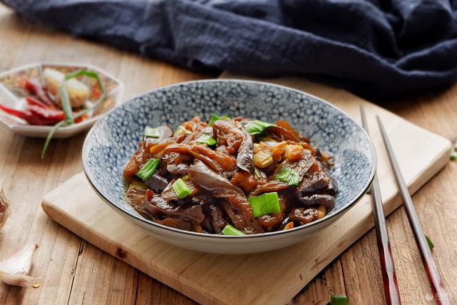 油焖茄子的正宗做法窍门，油焖茄子的做法 最正宗的做法（“油焖”茄子的做法）