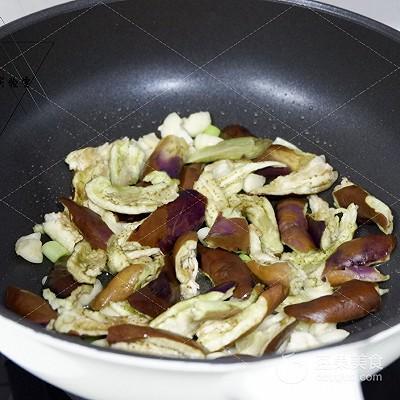 油焖茄子的正宗做法窍门，油焖茄子的做法 最正宗的做法（“油焖”茄子的做法）