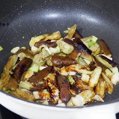 油焖茄子的正宗做法窍门，油焖茄子的做法 最正宗的做法（“油焖”茄子的做法）