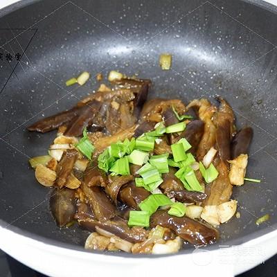 油焖茄子的正宗做法窍门，油焖茄子的做法 最正宗的做法（“油焖”茄子的做法）