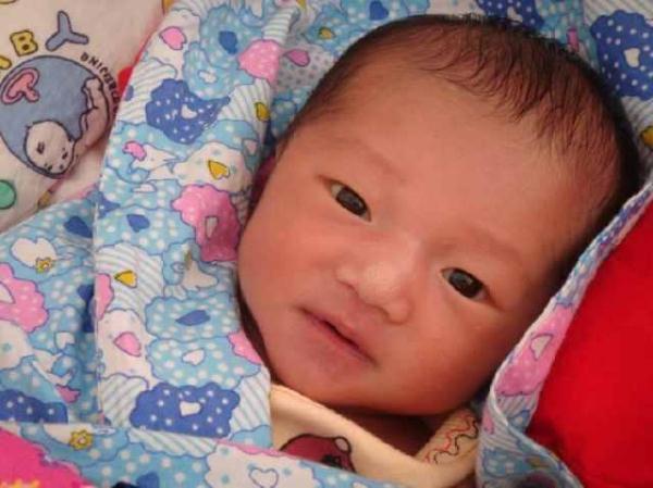 怎么判断宝宝大脑发育好不好，宝宝越早出现这个动作