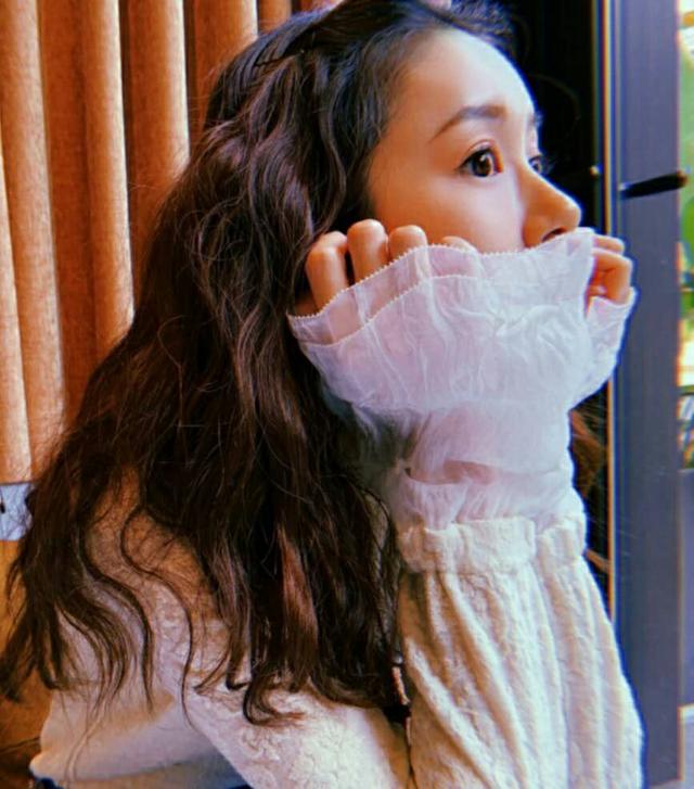 陈赫老婆张子萱近照甜似少女，所有人都被她的鞋码吸引了！
