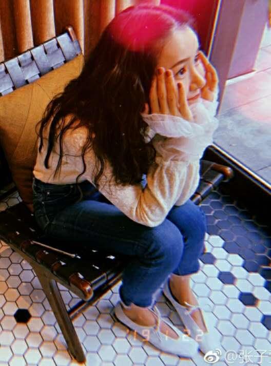 陈赫老婆张子萱近照甜似少女，所有人都被她的鞋码吸引了！