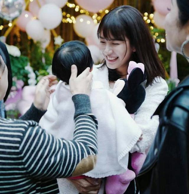 陈赫老婆张子萱近照甜似少女，所有人都被她的鞋码吸引了！