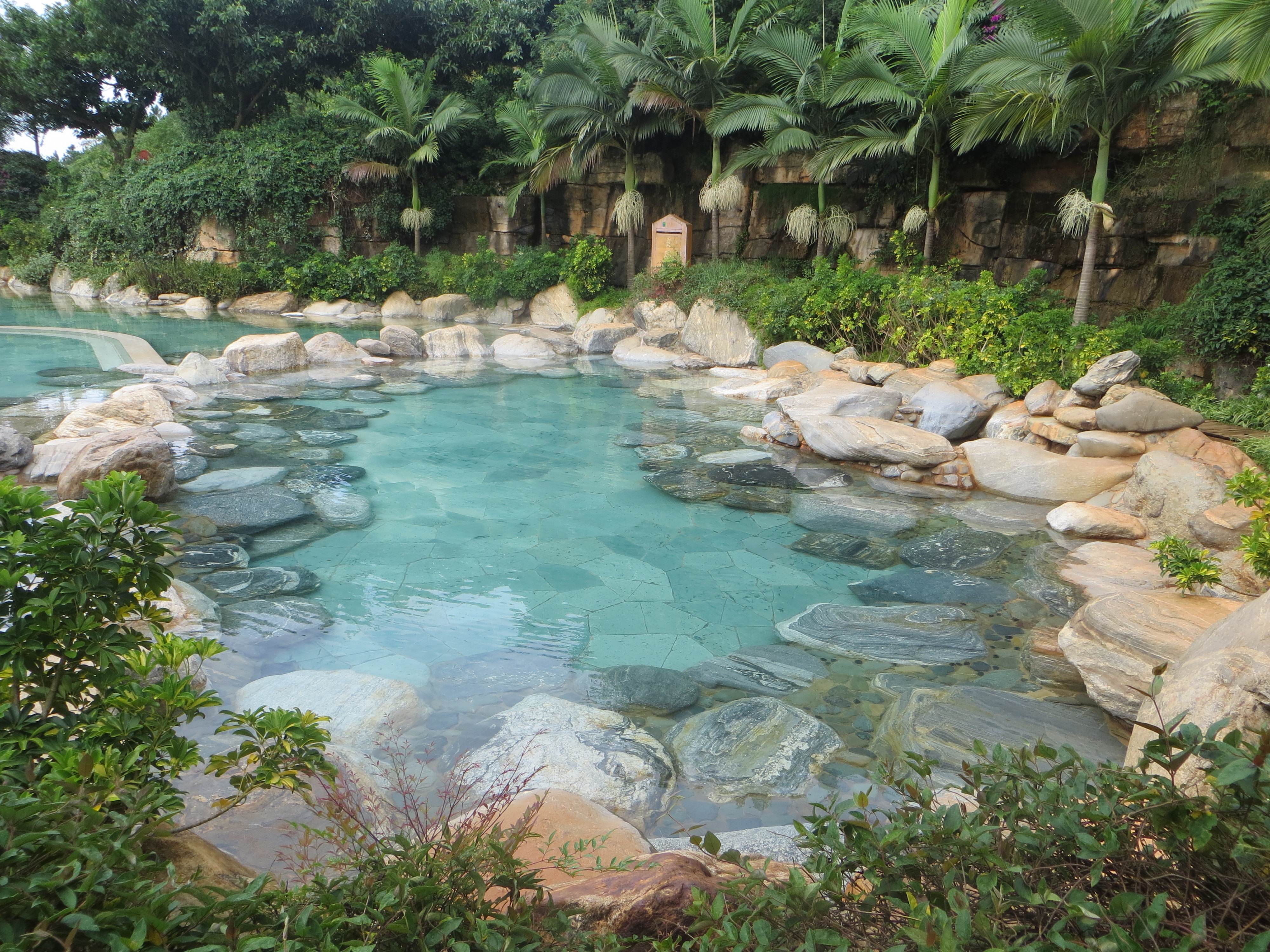 上护镇的温泉有着"天然沐浴水"美称,其中位于护二村"男汤"和"女汤"是