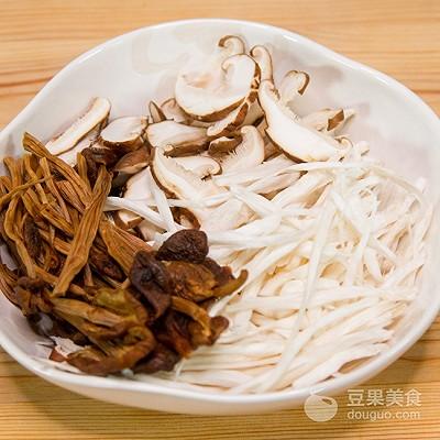 腊肉杂菇煲的做法，杂菇煲做法（腊肉杂菇煲的做法）