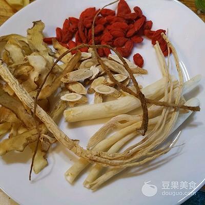 如何煮鸡汤，炖鸡汤怎么炖好喝（元气！全能鸡汤的做法）