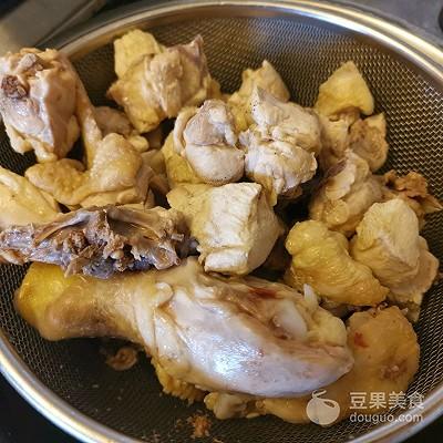 如何煮鸡汤，炖鸡汤怎么炖好喝（元气！全能鸡汤的做法）