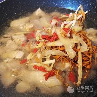 如何煮鸡汤，炖鸡汤怎么炖好喝（元气！全能鸡汤的做法）